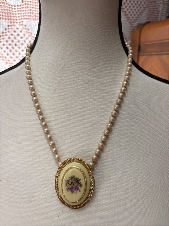 Jewelry - Vintage-Inspired Cream Pearl Necklace with Gold Floral Pendant